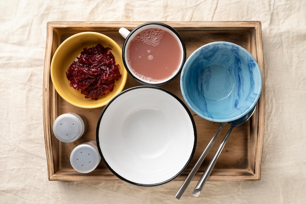 Foto stellen sie das mittagessen in schalen in einer hölzernen servierbox an