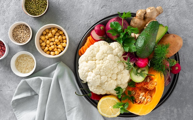 Stellen sie die bestandteile ein, die vegetarisches indisches teller aloo gobi gesunde nahrung kochen