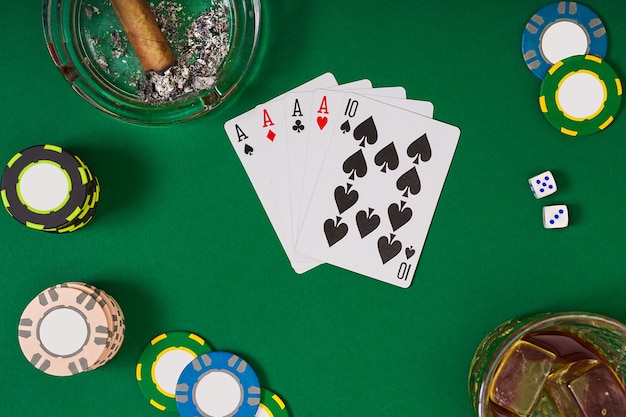 Stellen Sie ein, um Poker mit Karten und Chips auf dem grünen Tisch zu spielen. Ansicht von oben mit Kopienraum. Banner-Vorlagen-Layout-Mockup für Online-Casino. Grüner Tisch, Draufsicht auf Arbeitsplatz.