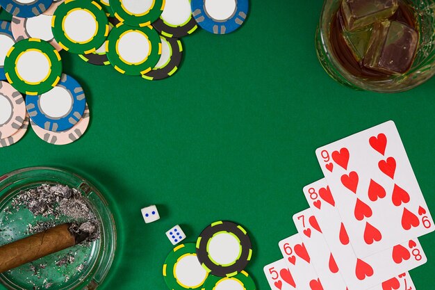 Stellen Sie ein, um Poker mit Karten und Chips auf grünem Hintergrund zu spielen