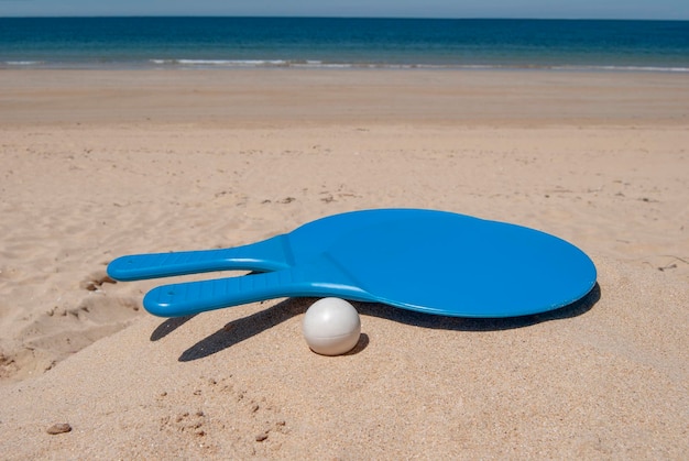 Stellen Sie für ein Spiel Strandtennis ein, das auf dem Hintergrund sandxA lokalisiert wird