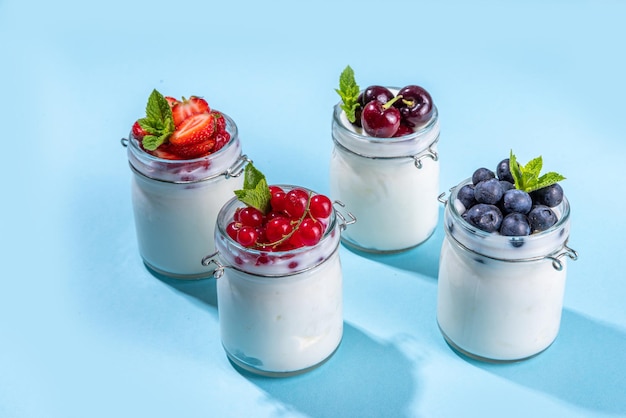 Foto stellen sie joghurts mit sommerbeeren ein