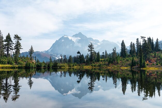 Stellen Sie sich den Lake Mount Baker Wanderweg im Herbst vor