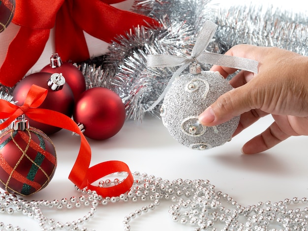 Stellen Sie Weihnachtsflitter mit Band auf Weiß ein