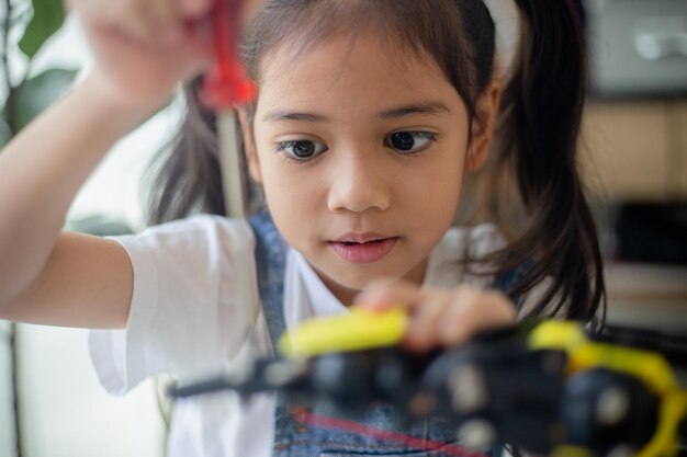 STEM-Bildungskonzept Asiatisches junges Mädchen lernt Roboter-Design