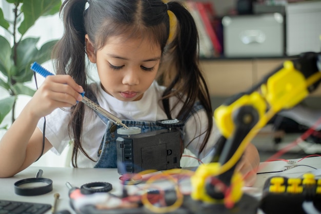 STEM-Bildungskonzept Asiatisches junges Mädchen lernt Roboter-Design