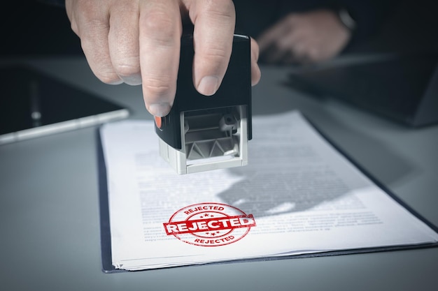 Stempel abgelehnt Abgelehnter roter Stempel offizielles Dokument Dokumente nicht überprüftInvestitionsprojekte ablehnen Verboten Verweigert Abgelehnt Negatives Stempelkonzept