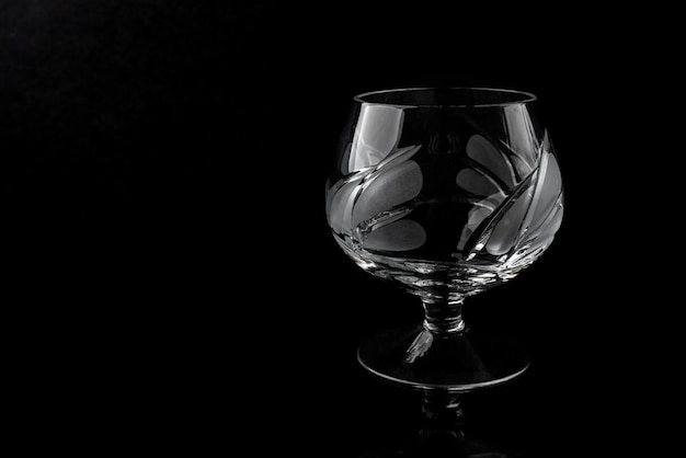 Stemware em fundo preto.