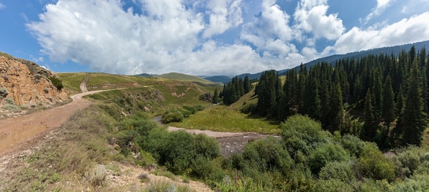 Steppe Kasachstan, Trans-Ili Alatau, Hochebene Assy, eine Straße ist in den Bergen