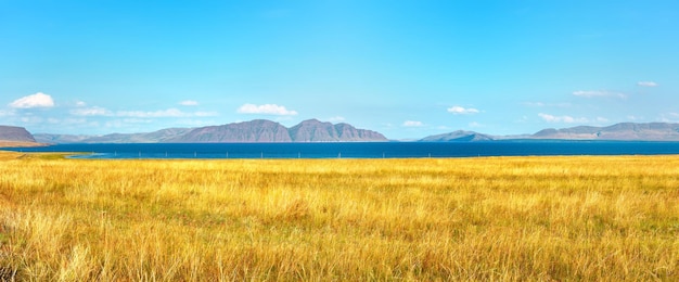 Steppenebene auf dem Hintergrund des Mount Tepsey unter einem blauen bewölkten Himmel Sibirien Russland