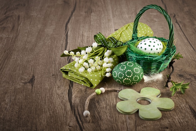 Áster ovos lírio do vale e decorações de primavera em madeira