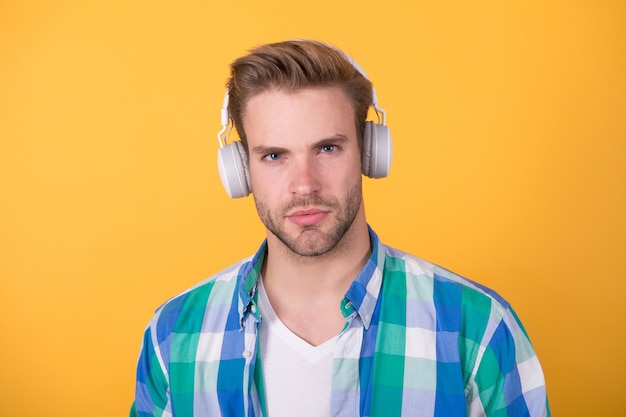 Stereo-Sound. Hipster hören Musik. Musikgeschmack. Mann mit Kopfhörern. MP3-Player. Hörbuch Bildung. Moderne Technologie. Gut aussehender Radiomoderator. Musik Charts. Erstellen von Sound und Liedern. Aufnahmebeispiel.