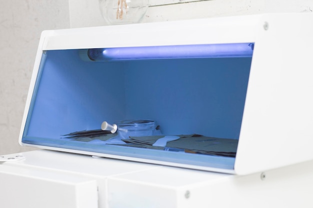 Sterilisation von Instrumenten in einem Sterilisator Schönheitssalon und sterile Instrumente Kosmetologie