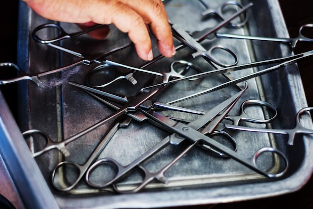 Sterilisierte chirurgische Instrumente auf rostfreiem Tablett