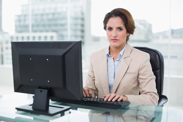 Stern, mulher de negócios, sentada, olhar, câmera