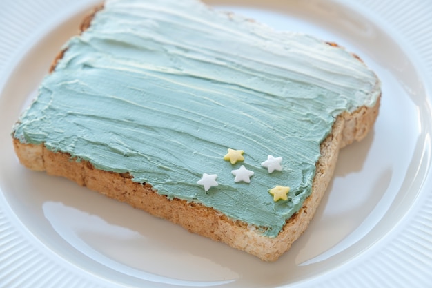 Stern und Meerjungfrau spirulina blaues creamcheese rösten Frühstück, gesunde Nahrungsmittelkunst des Spaßes für Kinder