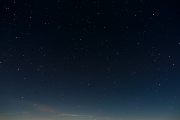 Sterne am Nachthimmel. Weltraumhintergrund mit dem fotografierten Vollmond.