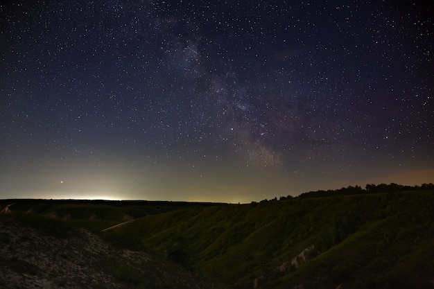 Foto sterne der milchstraße am nachthimmel. ein blick auf den sternenklaren hintergrundsonnenuntergang beleuchtete den horizont.