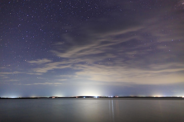 Sternenhimmel am See Nachtlandschaft Himmel mit Wolken Kirgistan See IssykKul