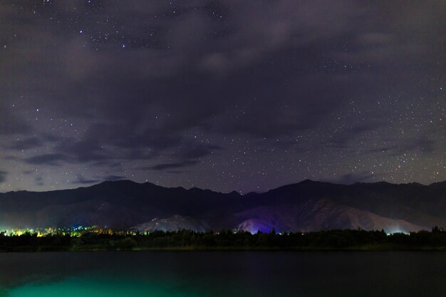 Sternenhimmel am See Nachtlandschaft Himmel mit Wolken Kirgistan See IssykKul