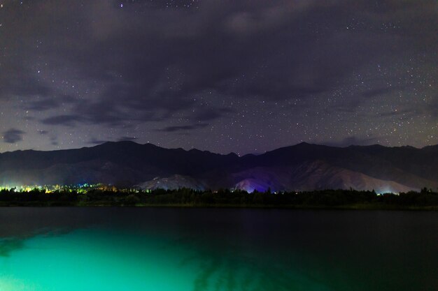 Sternenhimmel am See Nachtlandschaft Himmel mit Wolken Kirgistan See IssykKul