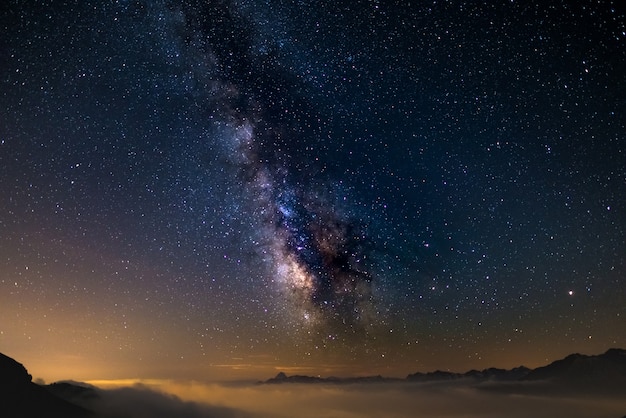 Sternenhimmel in großer Höhe im Sommer erfasst