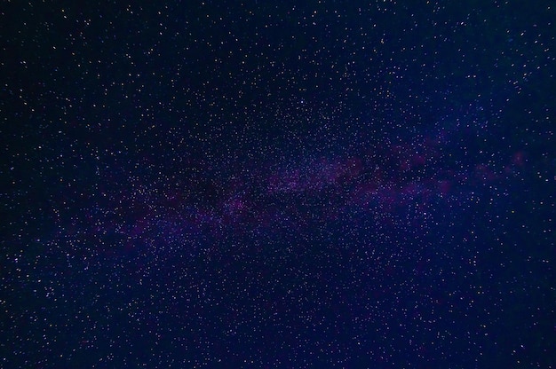 Sternenklare Milchstraße nachts mit Sternen auf dem Hintergrund eines dunkelblauen Nachthimmels