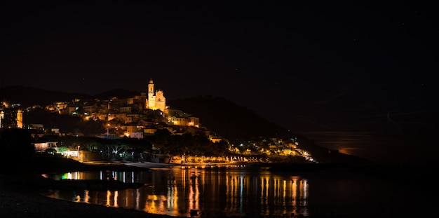 Sternenklarer Himmel und Mondschein an glühendem Cervo, Ligurier Riviera, Italien