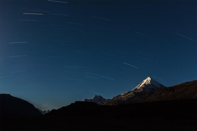 Sternenpfade über den Bergen des Himalaya