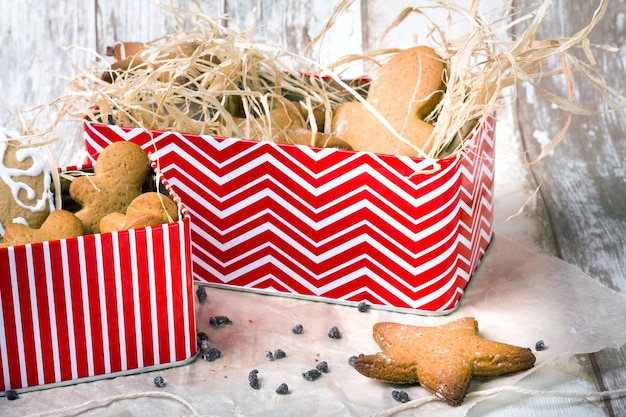 Sternförmige Lebkuchen und Ingwer. Hausgemachte Kekse. Frühstück im rustikalen Stil.