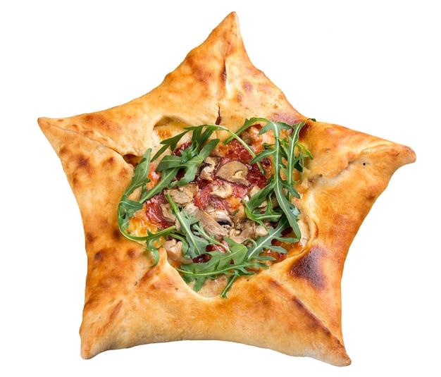 Sternförmige Pizza mit Schinken und Rucola auf einem Holzbrett auf weißem Hintergrund