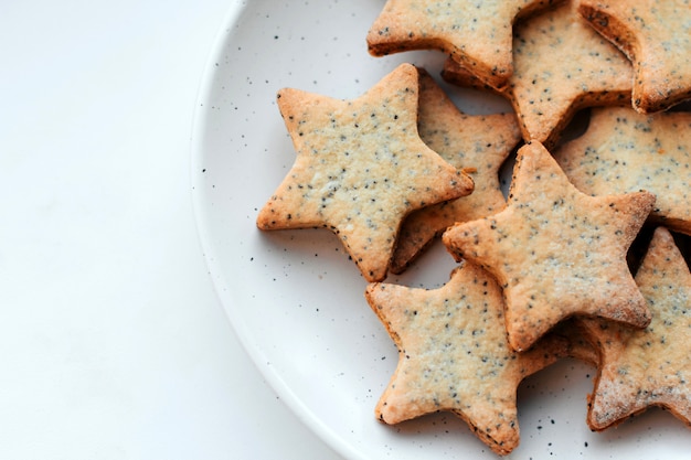 Sternförmige Plätzchen auf einer weißen Platte