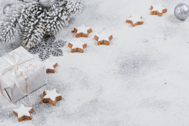 Sternformplätzchen und Weihnachtsdekorationen auf weißem Hintergrund. Winterurlaub Konzept.