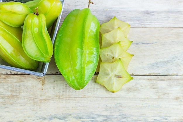 Sternfruchtkarambole oder Sternapfel-Sternfrucht auf Holztischhintergrund hautnah