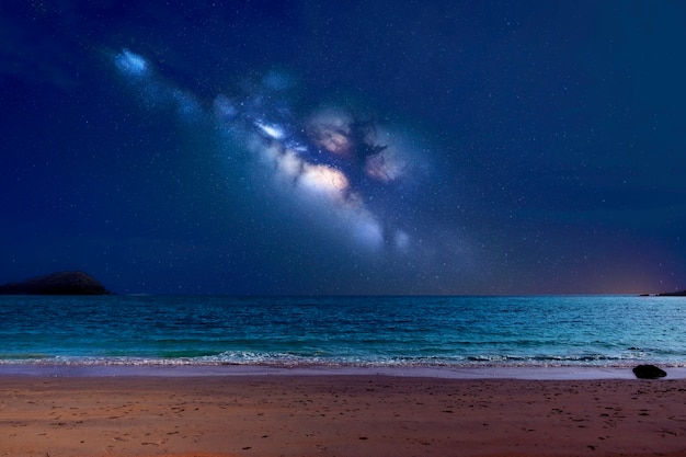 Sterniger Himmel des Strandes in der Nacht Collage-Design