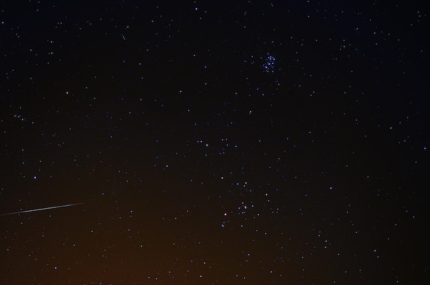 Sternschnuppe am Nachthimmel