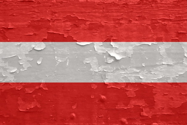 Österreich-Flagge auf alter geschälter Holzoberfläche