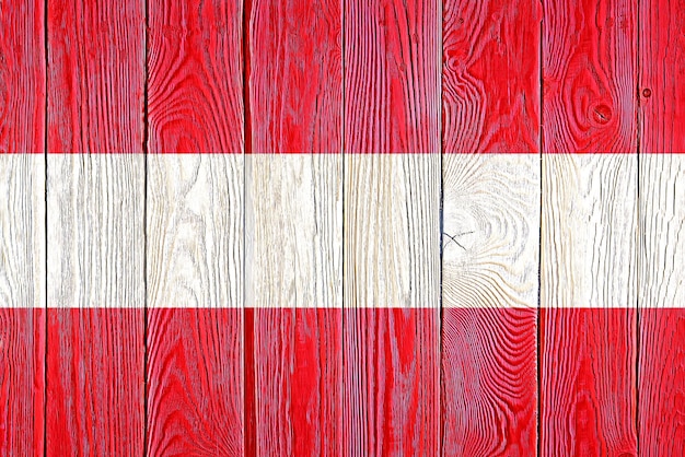 Österreich-Flagge gemalt auf altem Holzbrett Hintergrund Gebürstetes natürliches Licht geknotet Holzbrett Textur Hölzerne Textur Hintergrund Flagge Österreichs