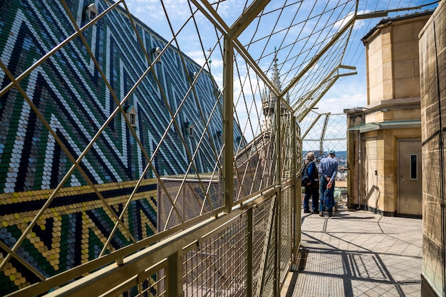 Österreich Wien 13. Juni 2023 Menschen auf der Aussichtsplattform der Stephanuskathedrale, einer mittelalterlichen katholischen Kirche im Zentrum von Wien