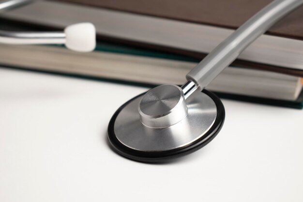 Stethoskop auf einem Stapel Bücher Medizinisches Konzept