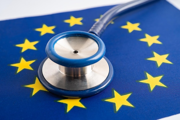 Stethoskop auf Hintergrund der EU-Flagge Geschäfts- und Finanzkonzept