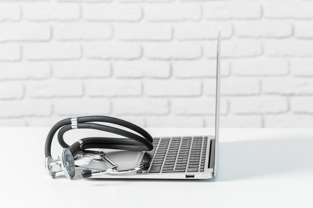 Stethoskop auf moderner Laptop-Computer. Gesundheitswesen-Konzept