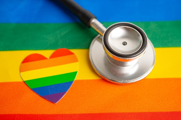 Stethoskop auf Regenbogenfahne Hintergrund Symbol des LGBT-Stolzmonats feiern jährlich im Juni soziales Symbol der schwul-lesbischen bisexuellen Transgender-Menschenrechte und des Friedens