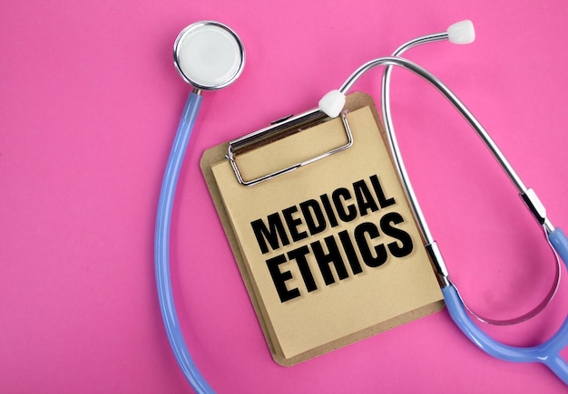 Stethoskop und Buchtafel mit dem Wort Medizinische Ethik Konzept der medizinischen Ethik
