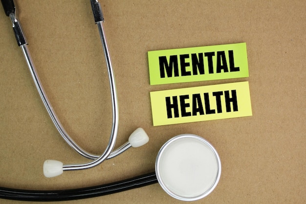 Stethoskop und farbiges Papier mit dem Wort psychische Gesundheit Konzepte von Gesundheit und Psychologie