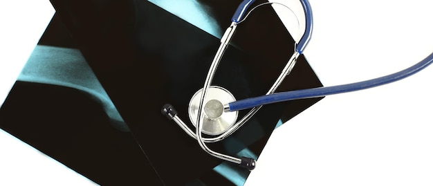 Stethoskop und Röntgenstrahlen auf weißem Hintergrund