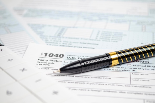 Steuerformulare mit Stift und Taschenrechner