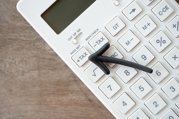 Steuertaste für die Tastatur Zur Steuerberechnung. Einfach zu berechnen auf weißem Rechner