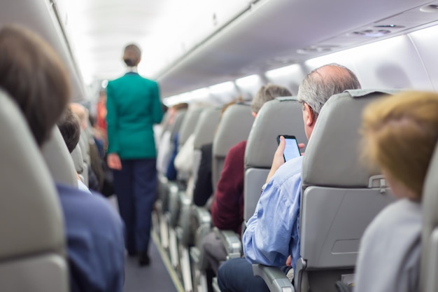 Stewardessand-Passagiere im Verkehrsflugzeug