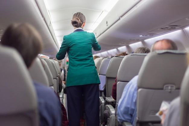 Stewardessand-Passagiere im Verkehrsflugzeug